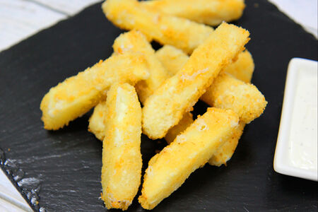 Сырные палочки с соусом ранч