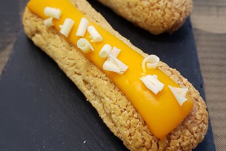 Пирожное Эклер Манго-маракуйя