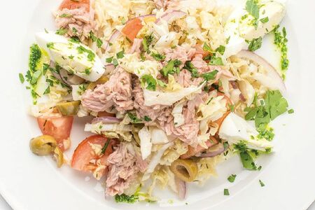 Салат с тунцом