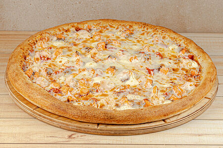 Пицца с креветками, лососем и сыром фетаки