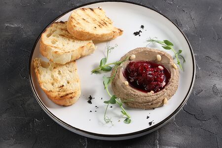 Паштет из куриной печени с вареньем из вишни