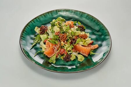 Салат с маринованным лососем с/с или вьетнамским тунцом