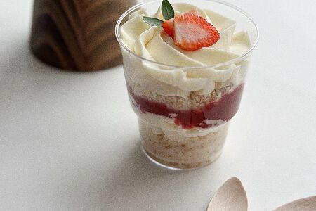 Торт в стаканчике клубничный