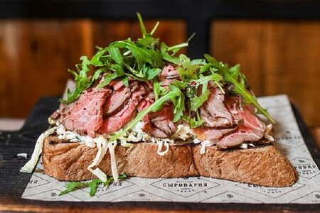 Брускетта с ростбифом