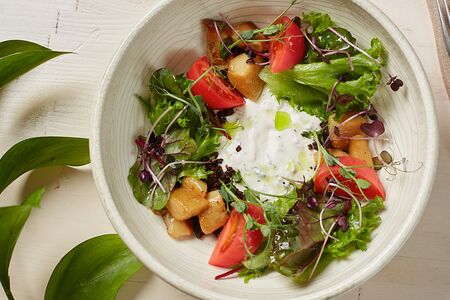 Салат с поджаренными белыми грибами