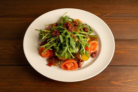 Руккола с лососем