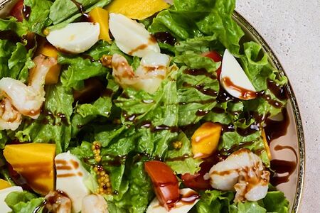 Салат с сыром моцарелла, креветкой и песто