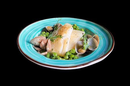 Палтус с моллюсками и молодым горошком