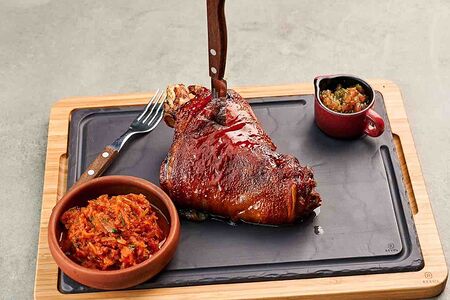 Свиная рулька, запеченная в медовой глазури, с пряной тушеной капустой и соусом сальса