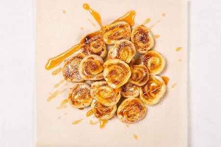 Завитушки с яблочным джемом и корицей