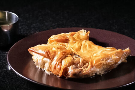 Цыпленок в гнезде фило с черным трюфелем