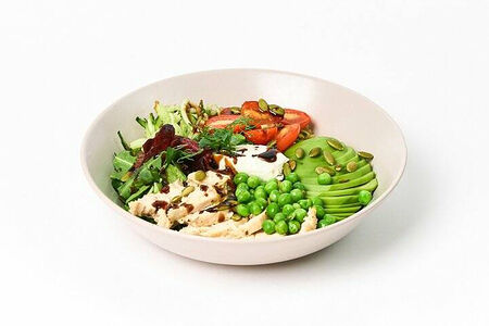 Овощной микс-боул с творожным сыром и куриным филе