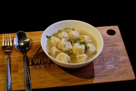 Пельмени с бульоном