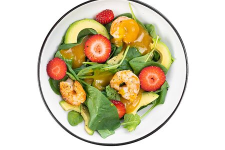 Салат с креветками и клубникой