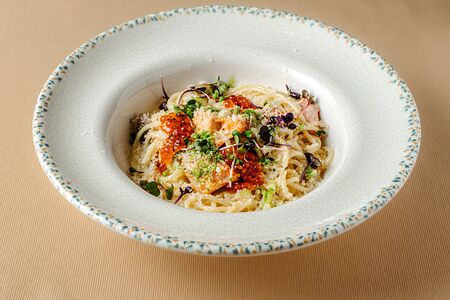 Паста с лососем и красной икрой