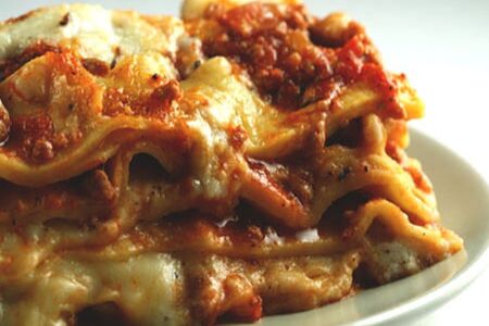 Мясная лазанья и овощной салат