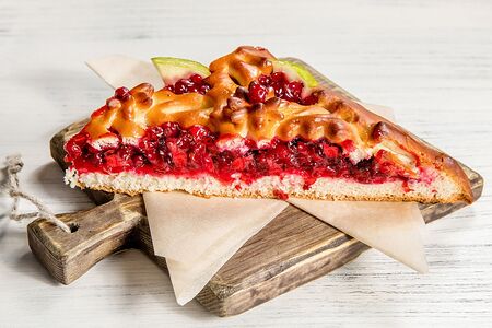 Пирог с яблоком и брусникой