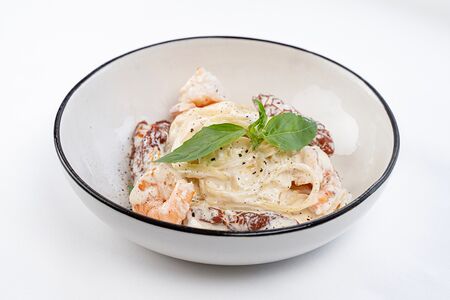 Паста с вялеными томатами и креветками