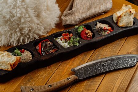 Мезе из кавказских закусок с хрустящим хлебом