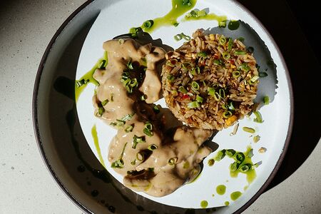 Говядина в соусе сливочный терияки с жареным рисом