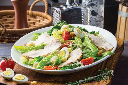 Салат Цезарь с курицей