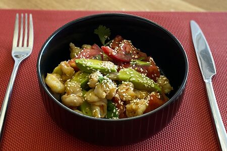 Салат с томатами и тигровыми креветками