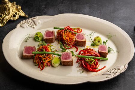 Филе тунца с овощным жульеном