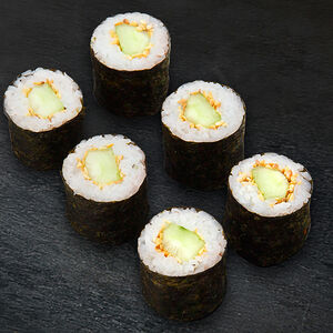 Ролл с огурцом в нори