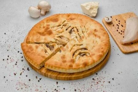 Пирог с курицей, сыром и грибами⁣