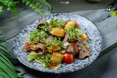 Салат с говядиной и баклажаном