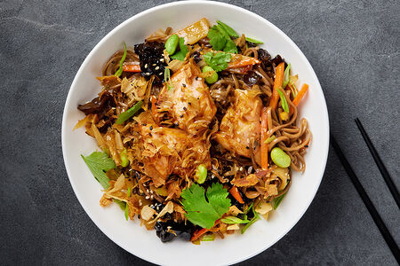 Wok соба с лососем