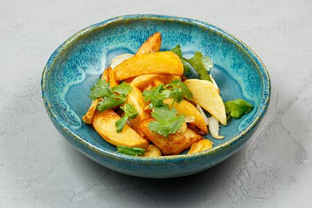 Жаренный картофель с луком и чесноком