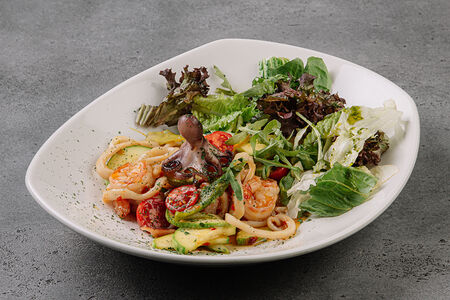 Салат с морепродуктами, спаржей и соусом Маракуйя