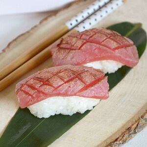 Суши с опаленным тунцом