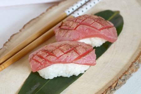 Суши с опаленным тунцом