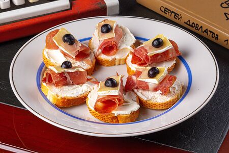 Бутерброды с пармой и запечённым камамбером
