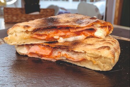 Кальцоне с ветчиной и сыром