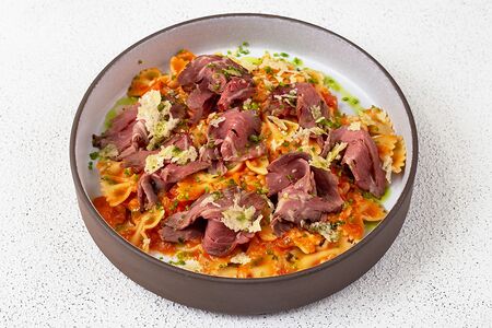 Фарфалле с ростбифом