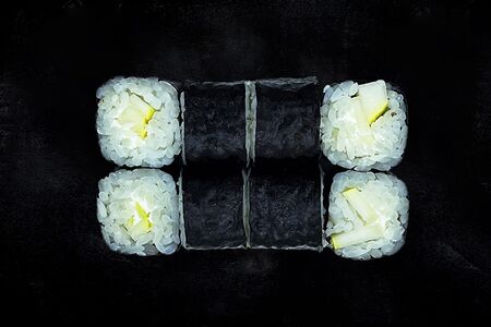 Ролл с грушей и сыром