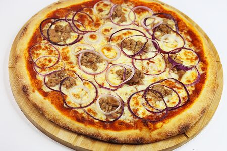 Пицца с тунцом и красным луком S