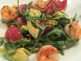 Салат с креветками, авокадо и рукколой