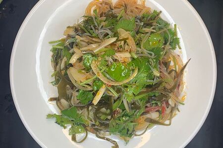 Салат с фунчозой и морской капустой