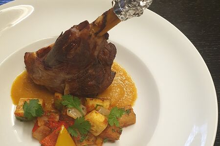 Ножка ягнёнка в собственном соку с овощами