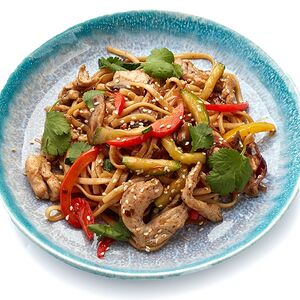 Удон с курицей и овощами