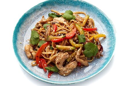 Удон с курицей и овощами