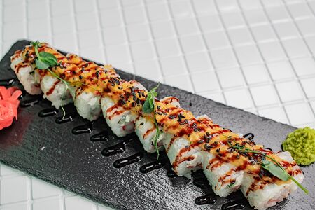 Ролл с креветками и ананасовым карри