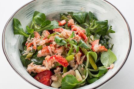 Салат с крабом, яблоком и спаржей