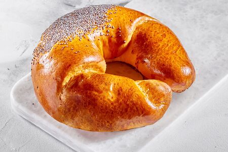 Рогалик с маком