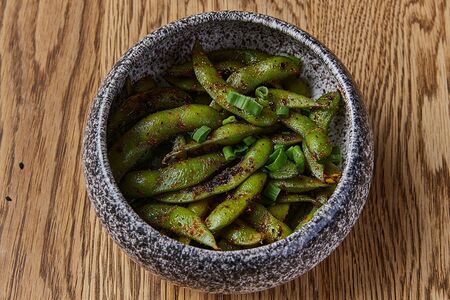 Жареные бобы Эдамаме в специях