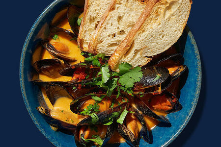 Кастрюлька мидий в соусе Том Ям